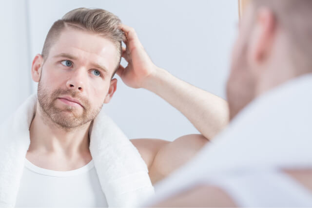 頭皮が気になる男性
